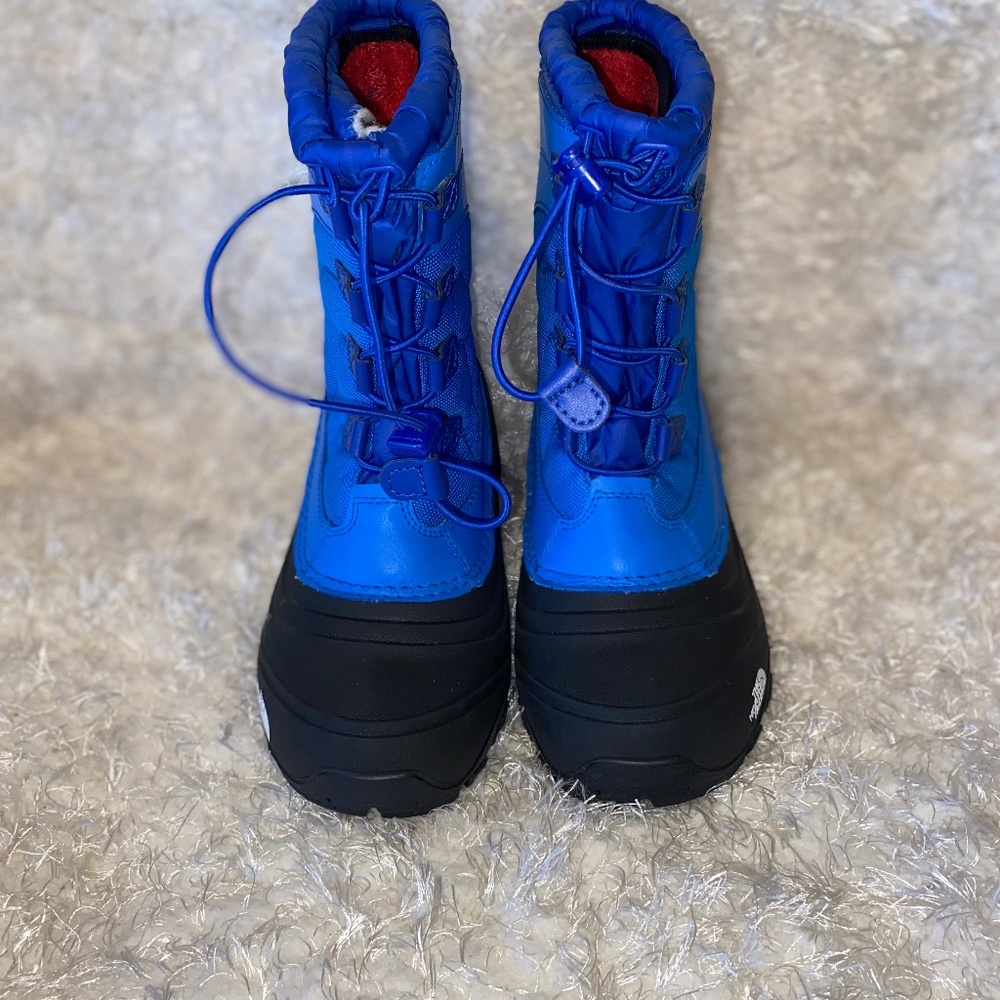 Boys size 4 North Face winter snow boots worn twice.